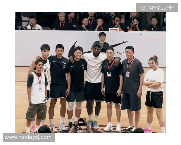 篮球明星现身青岛机场引发粉丝热潮现场气氛火爆令人难忘